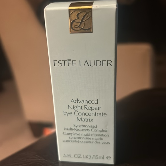 New- Ester Lauder Advanced Night Repair Eye Concentrate Matrix
.5oz - Picture 6 of 7